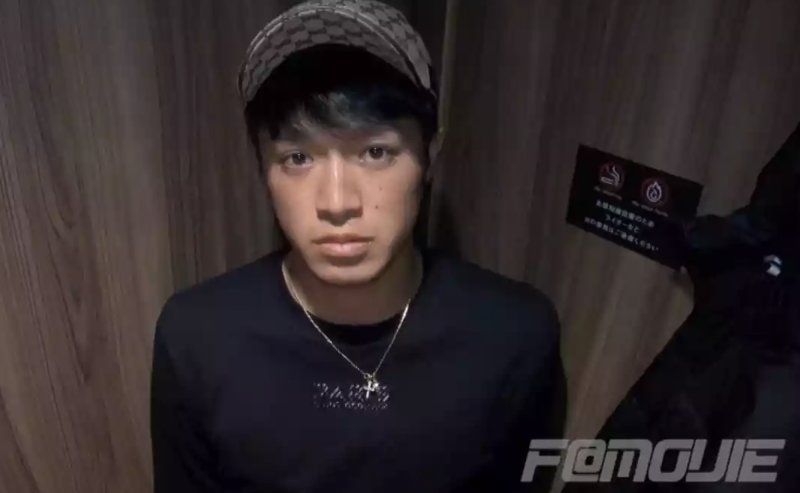 YI1016042 – 員工精選：「我們就在這種地方乾的！！」人氣運動男回歸…首次亮相就在百貨公司廁所裡來了個驚天動地的射精