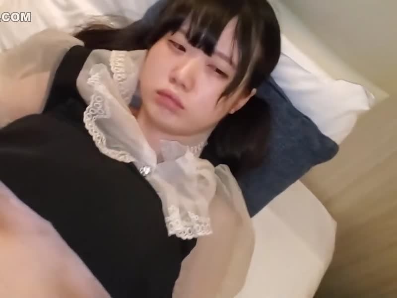 【素人個人拍攝】把清純的人氣偶像帶回飯店！？困惑的穿著衣服中出SEX！！