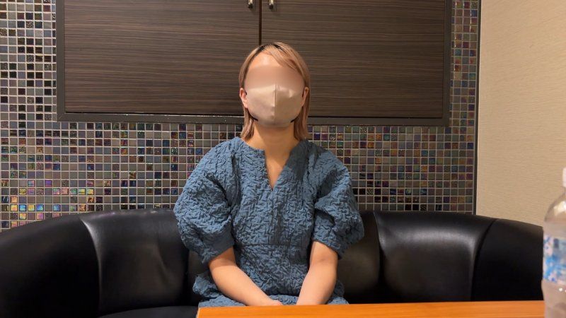 巨乳美容師22歲。「等等、不要啦！不要啦！」雖然對打破紀錄的快感感到困惑而尖叫，但還是被猛烈地插入，高潮到不行。
