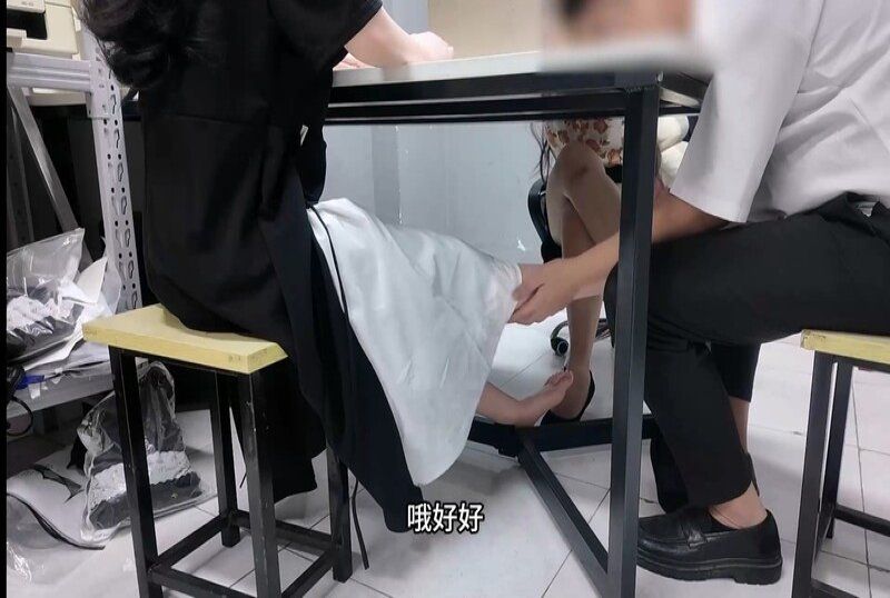 麻豆傳媒 在女友背後扣舅媽的逼太刺激了